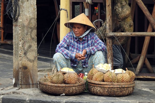 Straatverkoper met vruchten (Hoi An, Vietnam)