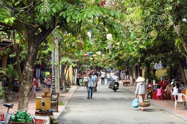 Straatbeeld van Hoi An (Vietnam) met overdadig groen en veel lampionnen