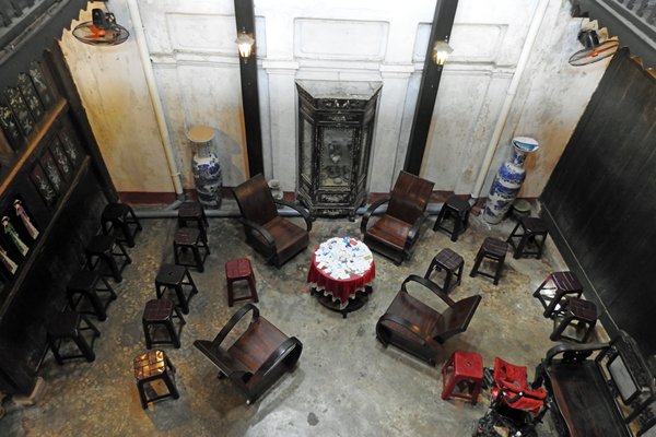 Uitzicht op de zitkamer van het oude familiehuis Phung Hung vanaf de bovenverdieping (Hoi An, Vietnam)