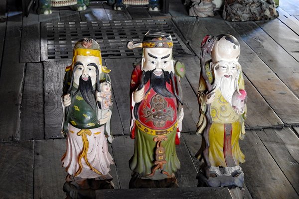 Beeldjes van drie wijze mannen in het familiehuis Phung Hung (Hoi An, Vietnam)