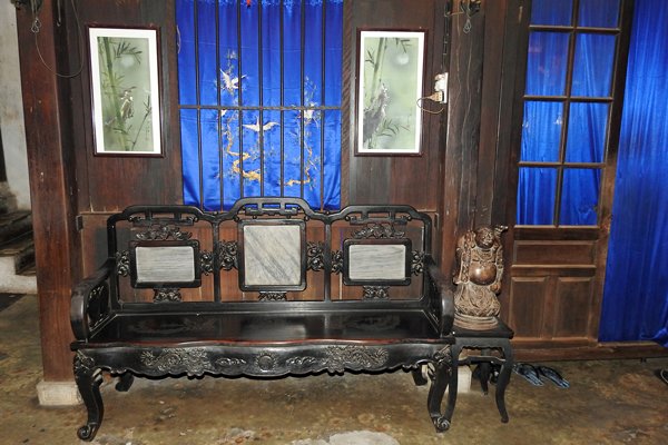 Bewerkte houten bank in het familiehuis Phung Hung (Hoi An, Vietnam)