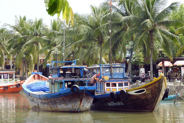 Boten langs de kade in Hoi An (Vietnam)