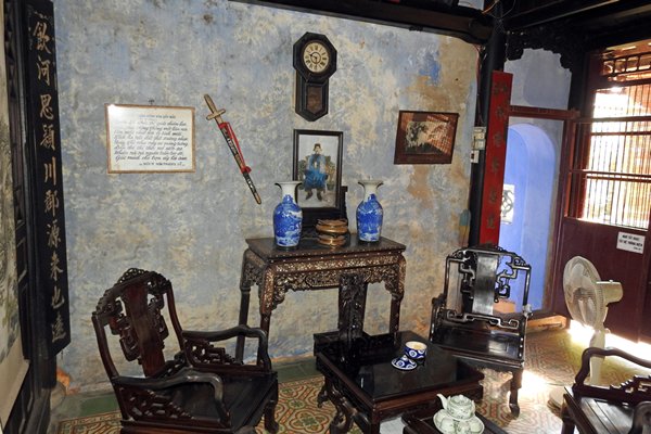 Zitkamer met portret van vroegere eigenaar in de Tran familiekapel, Hoi An (Vietnam)