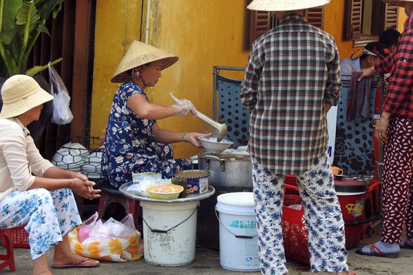 Eetstalletje op straat, Hoi An (Vietnam)