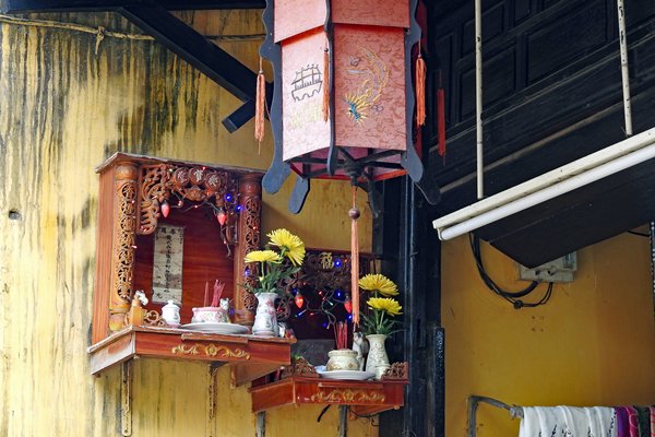 Huisaltaartjes aan de buitenmuur (Hoi An, Vietnam)