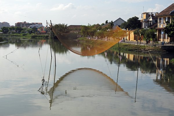 Visnet in de Thu Bon rivier (Hoi An, Vietnam)