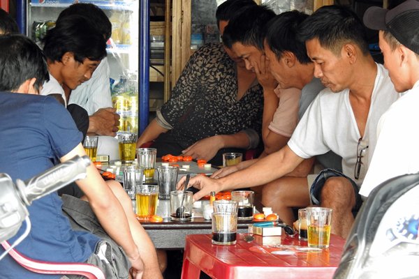 Chinees schaken op ene terras (Hoi An, Vietnam)