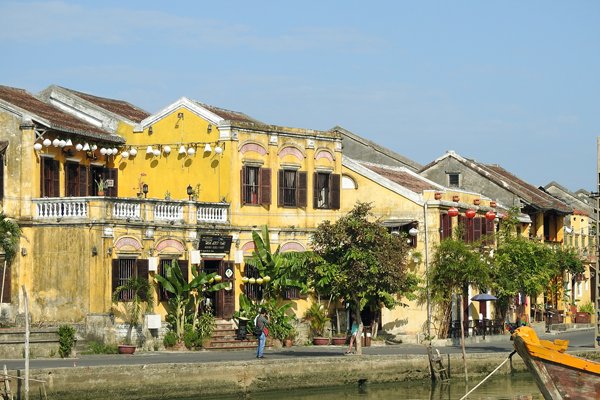 Huizen langs de kade van de Thu Bon rivier in Hoi An (Vietnam)