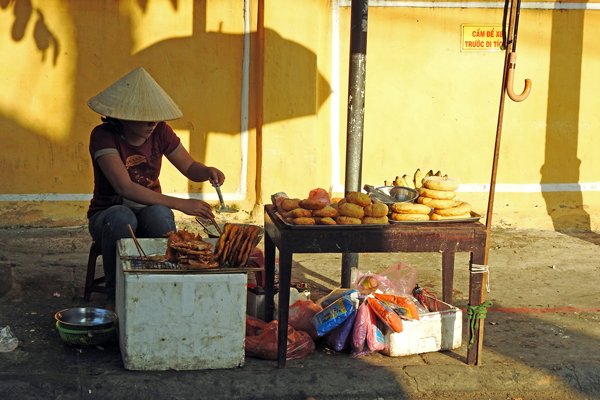 Eetstalletje met gefrituurd voedsel, Hoi An (Vietnam)