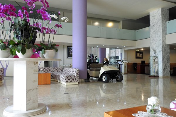 Een golfkarretje in de lobby van ons hotel (Dalat, Vietnam)