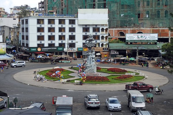 Het grote plein in Dalat (Vietnam)gezien vanaf een hoger gelegen straat