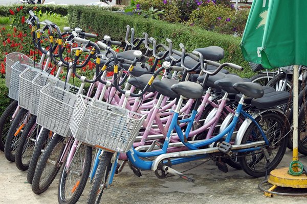 Een serie identieke tandems (Dalat, Vietnam)