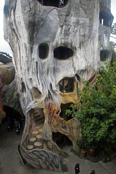 Crazy House in de vorm van een holle boom met gaten (Dalat, Vietnam)