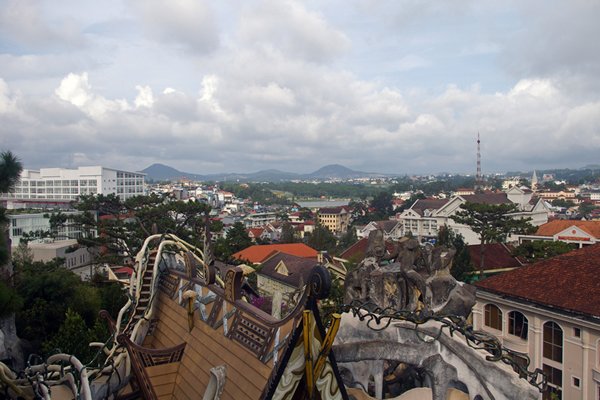 Uitzicht over Dalat (Vietnam) vanuit de Crazy Houses