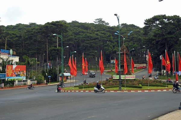 Brede weg met weinig verkeer (Dalat, Vietnam)