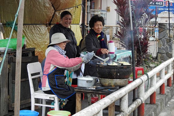 Koken aan de straat (Dalat, Vietnam)