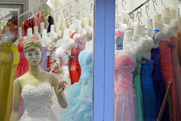 Winkel met ruime sortering bruidsjurken, (Dalat, Vietnam)