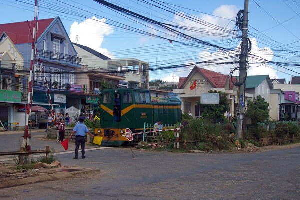 Op het station van Trai Mat (Vietnam) moet de locomotief gekeerd worden voor de terugweg