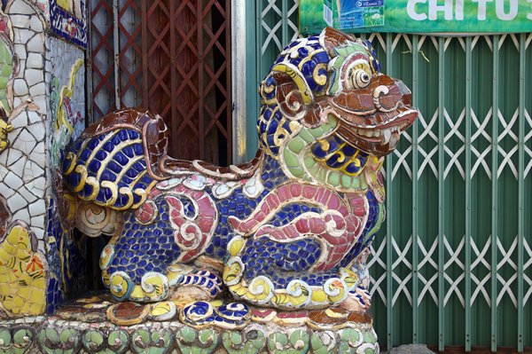 Fantasiebeest in de hoofdstraat van Trai Mat (Vietnam) als voorbode van de Efteling-pagode