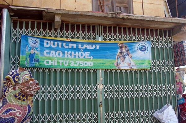 Reclame voor Nederlandse zuivel in Trai Mat (Vietnam)