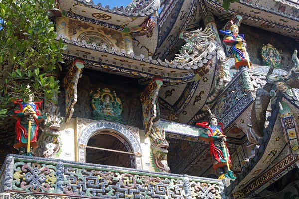 Druk versierde tempel in Trai Mat, Vietnam