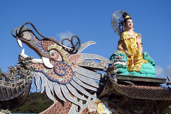 Boeddha op een gezadelde draak bij de Linh Phuoc Pagode in Trai Mat, Vietnam