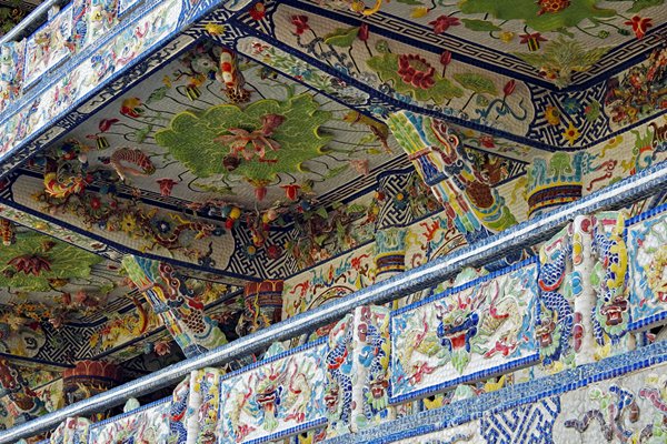 Detail van een plafond, gemaakt van kleine stukjes gekleurd glas en gekleurd aardewerk in Trai Mat, Vietnam
