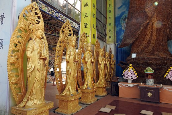 Goudkleurige beelden bij de Lady Boeddha in Trai Mat (Vietnam)