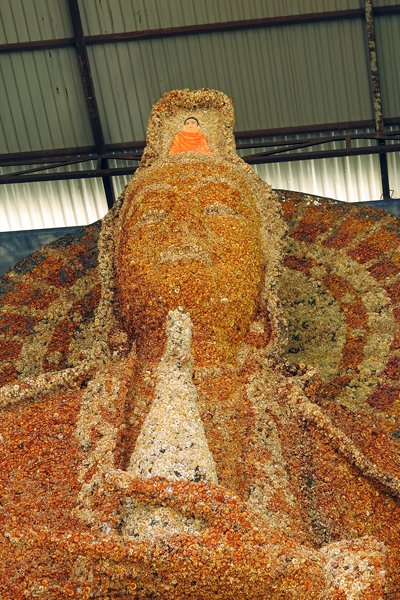 Lady Boeddha, volledig gemaakt van gedroogde bloemen, in Trai Mat (Vietnam)