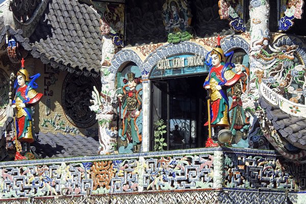 Bovenverdieping van Chua Linh Phuoc in Trai Mat, Vietnam