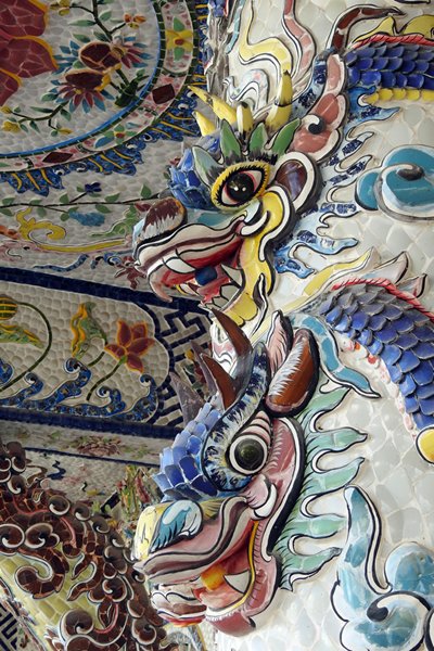 Detail van versierde pilaar in Trai Mat, Vietnam