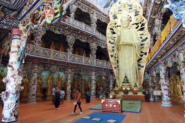 Grote hal met staand Boeddhabeeld in Trai Mat, Vietnam