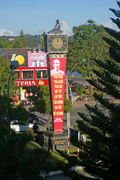 Klok in Dalat (Vietnam) met beeltenis van Ho Chi Minh
