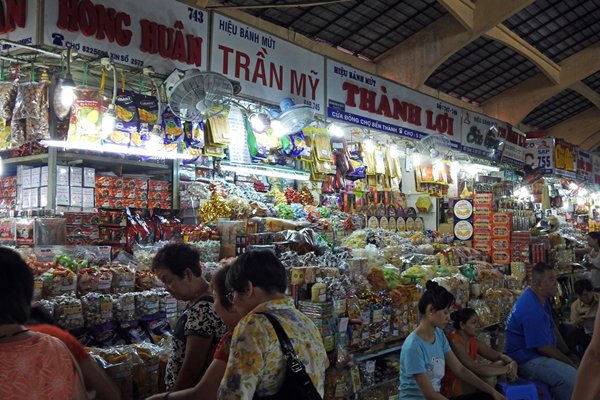 Ruim aanbod van snoep en thee op de Ben Thanh markt in Saigon