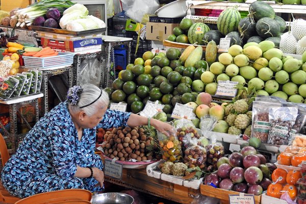 Verse waar op de Ben Thanh markt in Saigon