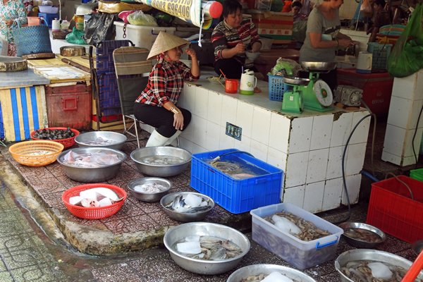 Verse vis op de Ben Thanh markt in Saigon