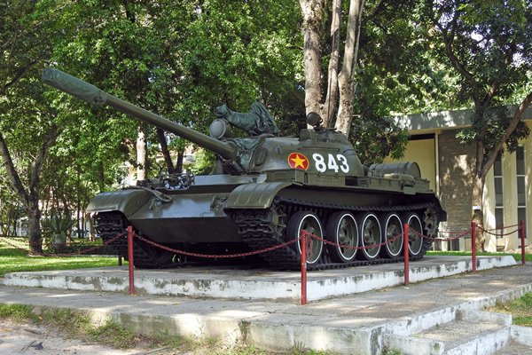 De tank die in 1975 door het hek van het presidentieel paleis in Saigon is gereden