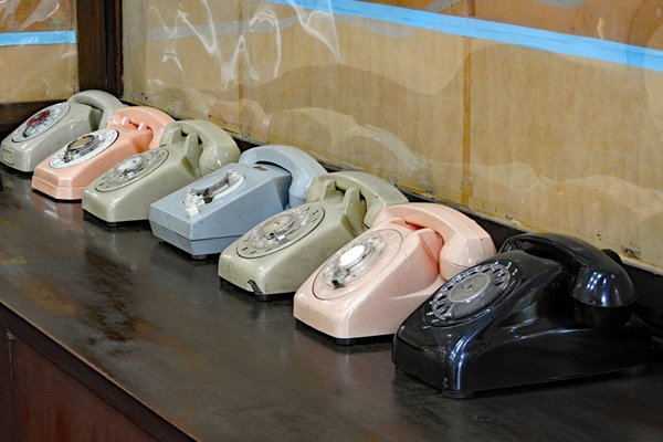 Een verzameling pastelkleurige telefoons in het presidentieel paleis in Saigon