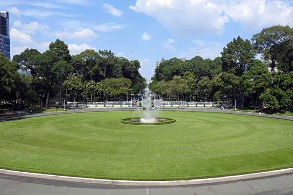Gazon en fontein bij het presidentieel paleis in Saigon