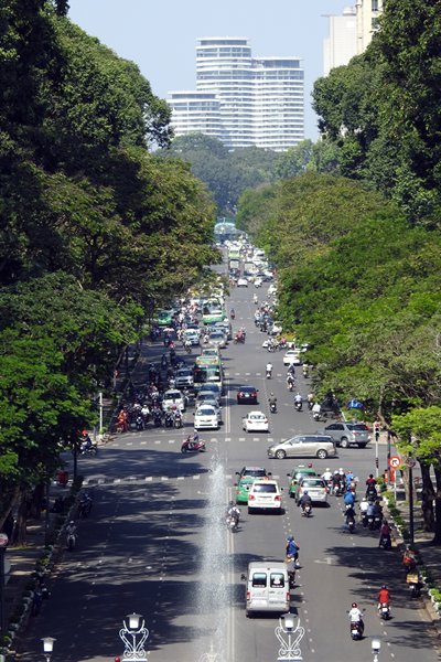 Uitzicht op de drukke verkeersstraat vanuit het voormalig paleis in Saigon