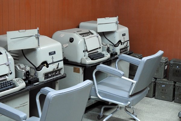 Oude telexmachines in de bunker onder het presidentieel paleis in Saigon