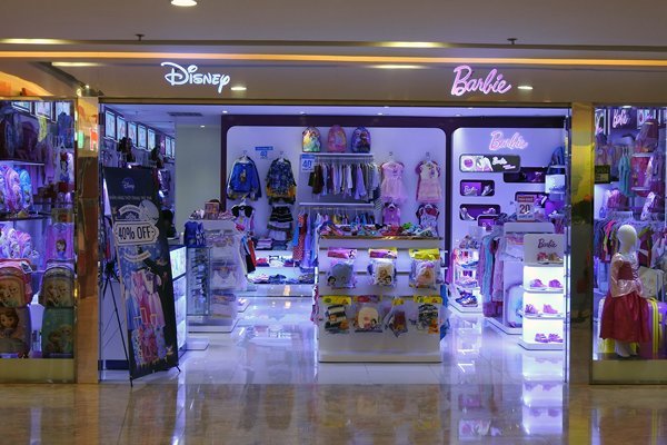 Een Disney en Barbie winkel in een luxe shopping mall in Saigon