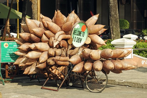 Reclamefiets vol fraai gevlochten manden in Saigon
