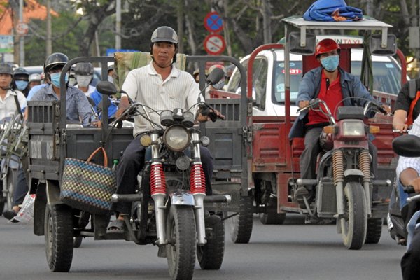 Motor met aanhangbak in Saigon