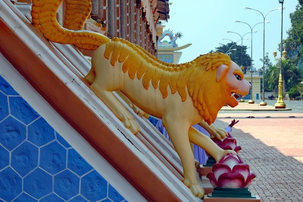 Met leeuwen versierde trap bij de Cao Dai tempel