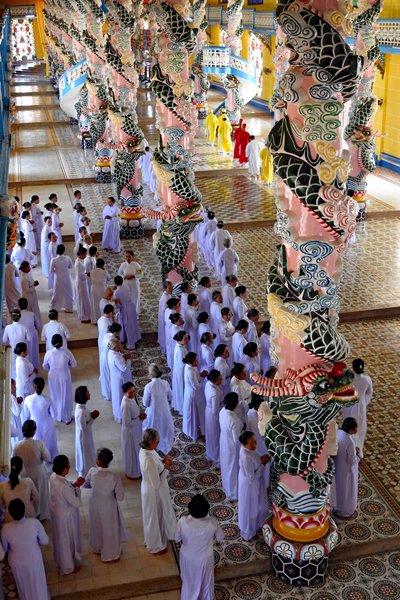Foto 2 van een Cao Dai ceremonie