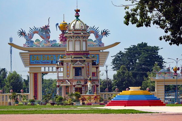 Toegangspoort bij de Cao Dai tempel