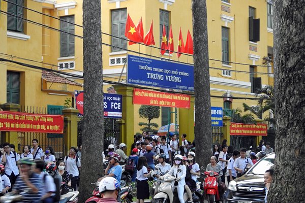 Een school in Saigon gaat uit tijdens het spitsuur