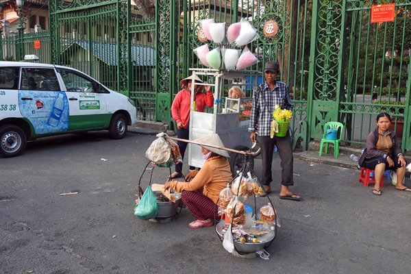 Verkopers bij de gesloten ingang van de dierentuin in Saigon