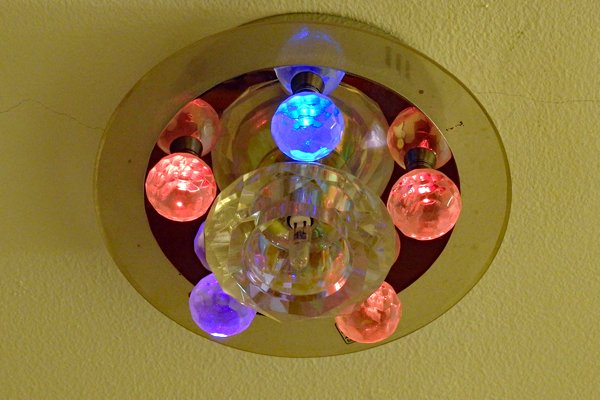 De lamp in onze hotelkamer in Saigon die steeds van kleur wisselt